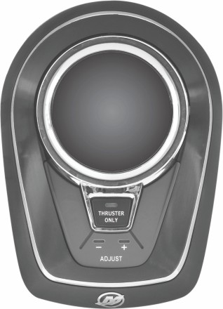 ΣΤΟ ΝΕΡΌ Στα σκάφη με δύο κινητήρες, το joystick περιλαμβάνει επίσης ένα κουμπί «σύστημα ώσης μόνο» με λυχνία.
