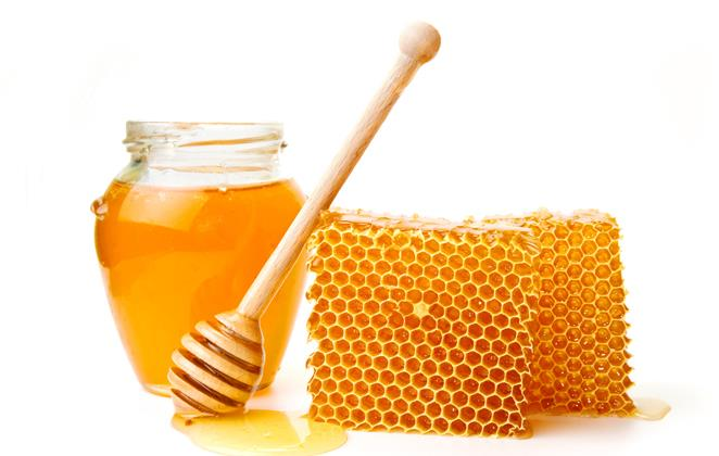 1.11.4 ΜΕΛΙ Το μέλι είναι ένα αρωματικό, ιξώδες, γλυκό υλικό που προέρχεται από το νέκταρ των φυτών, το οποίο μαζεύουν οι μέλισσες και το μεταβάλλουν για την τροφή τους σε ένα πυκνότερο υγρό και