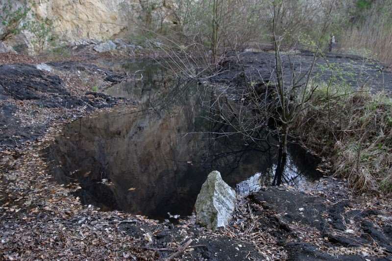 Kontaminácia vôd šírenie znečistenia podzemnou vodou - neschopnosť dokumentovať infiltráciu povrchových a priesakových vôd cez puklinové systémy a vstup znečisťujúcich látok do podzemných vôd, ako do