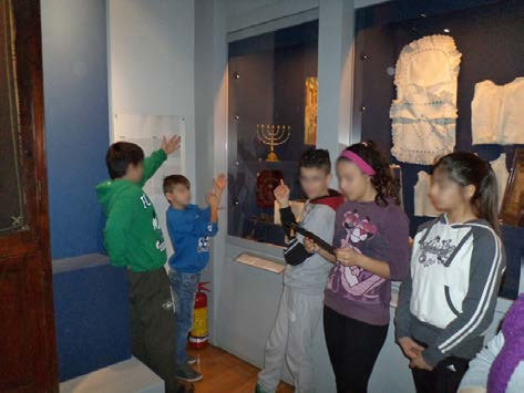 του Εβραϊκού Μουσείου, χώρισε τους μαθητές και τις μαθήτριες σε ομάδες και ξεκίνησαν μια σειρά από δραστηριότητες που αφορούσαν την ιστορία της εβραϊκής παρουσίας στην πόλη από την αρχαιότητα έως τις