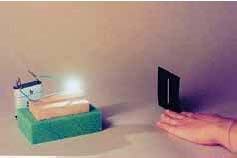 Πείραμα Όργανα - Υλικά λυχνιολαβή λαμπάκι μπαταρία χαρτόνι με σχισμή Κατασκεύασε μία φωτεινή πηγή συνδέοντας τη λυχνιολαβή με το λαμπάκι σε μία μπαταρία.