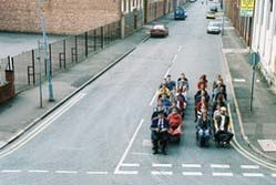 Κυκλοφοριακή μελέτη οδού Μητροπόλεως Σελίδα 63 Στις παρακάτω φωτογραφίες φαίνεται ο απαιτούμενος οδικός χώρος για μετακίνηση ίδιου αριθμού ατόμων με Ι.Χ., λεωφορεία και ποδήλατα αντίστοιχα.