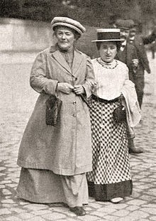 1910 ΚΛΑΡΑ ΤΣΕΤΚΙΝ Το 1910 η αγωνίστρια του εργατικού κινήματος Κλάρα Τσέτκιν πρότεινε στη Συνδιάσκεψη σοσιαλιστριών γυναικών στην Κοπεγχάγη να