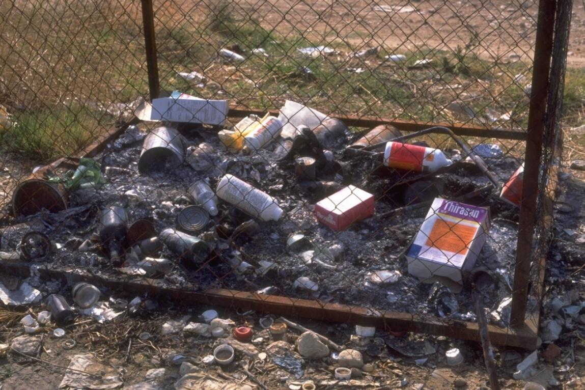 12 Εικόνα 2: Απαράδεκτθ εικόνα ανεξζλεγκτθσ απόρριψθσ κενϊν ςυςκευαςίασ φυτοπροςτατευτικϊν προϊόντων ακριβϊσ δίπλα από υδρολθψία Κακι πρακτικι είναι και το κάψιμο των ςυςκευαςιϊν είτε αυτό γίνει