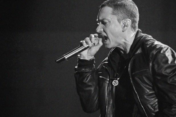 EMINEM Ο Marshall Bruce Mathers,πιο γνωστός με το καλλιτεχνικό όνομα Eminem, από την προφορά των αρχικών του ονόματός του, γεννήθηκε στις 17
