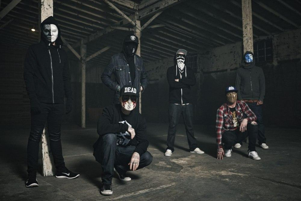 Hollywood Undead Οι Hollywood Undead είναι ένα αμερικανικό ραπ ροκ συγκρότημα από το Λος Άντζελες της Καλιφόρνιας των Ηνωμένων Πολιτειών της Αμερικής Όλα τα μέλη της μπάντας χρησιμοποιούν ψευδώνυμα