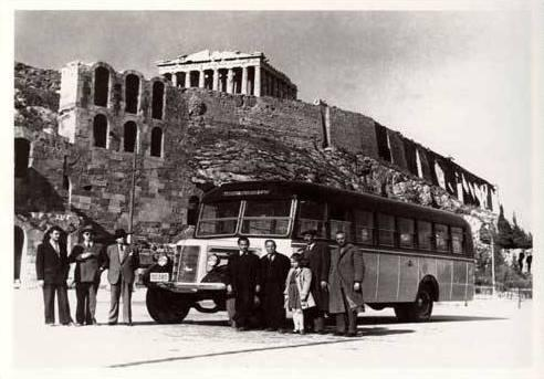 Εικόνα 2: Λεωφορεία Χασανιώτιακα στο σταθμό συγκέντρωσης, 1947 (Πηγή: osy.gr) 