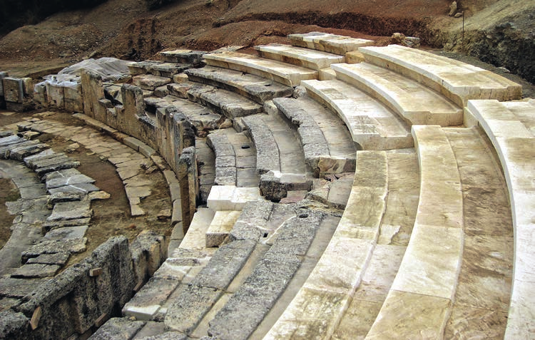 10ΤΑ ΞΕΧΑΣΜΕΝΑ ΑΡΧΑΙΑ ΘΕΑΤΡΑ 1 2 τις καιρικές συνθήκες (καταστροφή μεγάλου τμήματος του κοίλου και διάβρωση των σωζόμενων καθισμάτων που εδράζονται στο μαλακό λευκό ασβεστόλιθο της περιοχής).