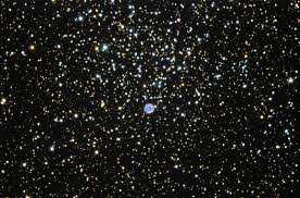 είναι υπέροχο. Ακριβώς 1.5o ανατολικά του 3077 βλέπουµε ένα άστρο 6ου µεγέθους. Μετά από αυτό και 3/4o νοτιοανατολικά διακρίνουµε τον δύσκολο γαλαξία IC 2574.(από 10 ). Περίπου 1.