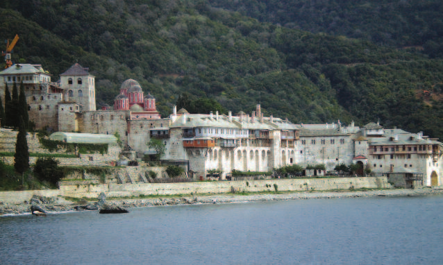 Η Ιερά Μονή Σταυρονικήτα βρίσκεται στην ανατολική πλευρά της χερσονήσου και είναι το μικρότερο σε έκταση, όχι όμως και σε αριθμό μοναχών, μοναστήρι του Αγ. Όρους. Ιδρύθηκε τον 10ο αι.