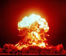 Ατομική βόμβα Η ατομική βόμβα είναι βόμβα που λειτουργεί με πυρηνικά υλικά (όπως