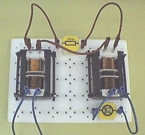 Slavko Kocijančič, Elektrotehnika študijsko gradivo za študente Pedagoške fakultete v LJ 55 Model za prikaz vloge visokonapetostnih vodov Predstavljamo si, da je med generatorjem (elektrarna) in