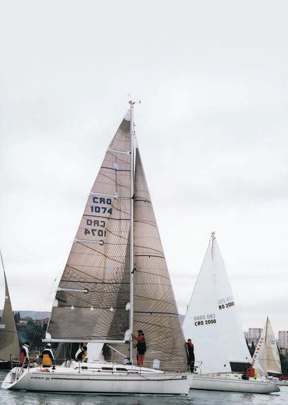 OSRH 10. boæiêna regata i 3. kup HRM-a u Splitu Sportski korektno i humano Trideset i osam jedrilica i jedriliëara ove godine deseti je put sudjelovalo u tradicionalnoj BoæiÊnoj regati.