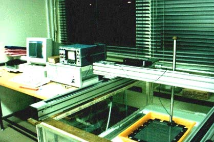 εικόνα 5.3. Η ιδιοσυσκευή αυτή επιτρέπει την ελεύθερη ολίσθηση κατά το µήκος της πλάκας, ενώ απαγορεύει την πλευρική µετατόπιση, ώστε να αποφεύγονται πρόωρες αστοχίες λόγω λυγισµού.