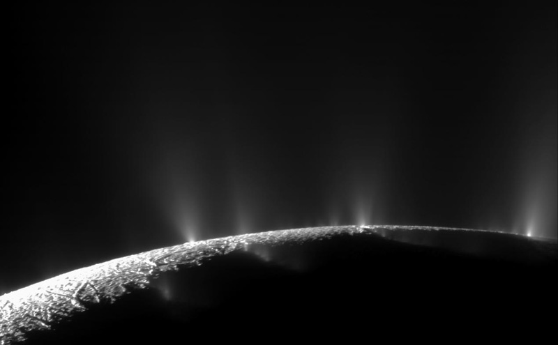 Ακολουθεί αναλυτική περιγραφή των τριών στόχων, καθώς και του διαστημοπλοίου Cassini: Ø Στόχοι Στόχος 1: Οι πίδακες του Εγκέλαδου: Αυτοί οι ενεργοί πίδακες πάγου τροφοδοτούν τους δακτυλίους του
