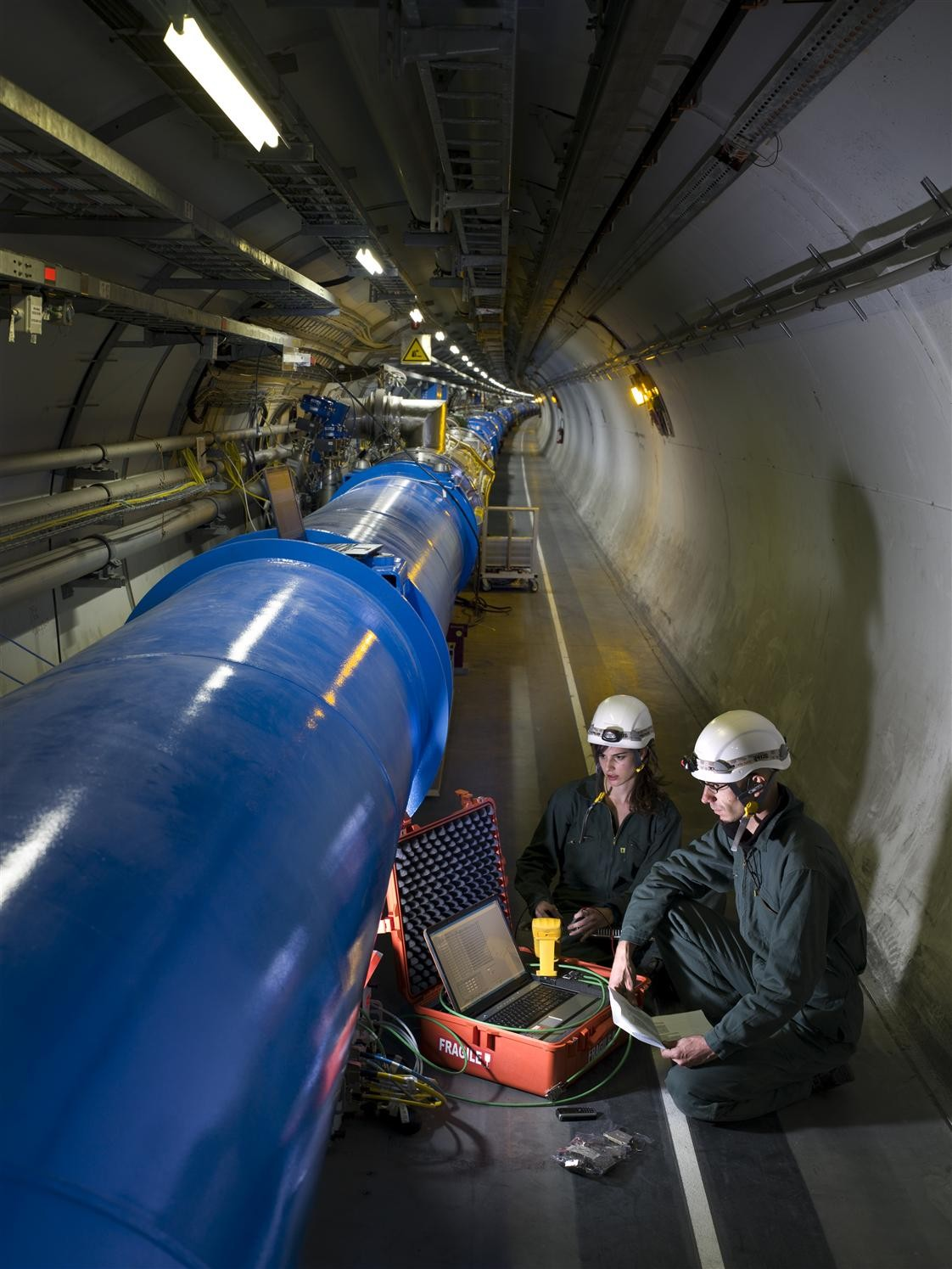 Μεγάλος Επιταχυντής Αδρονίων στο CERN Από τις γρηγορότρες πίστες του πλανήτη, και απ'τα πιο Methodology άδεια και κρύα (1.