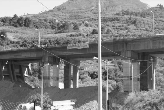 Οριζοντιογραφία και φωτογραφίες (1-5) από την κατεδάφιση µε ελεγχόµενη χρήση