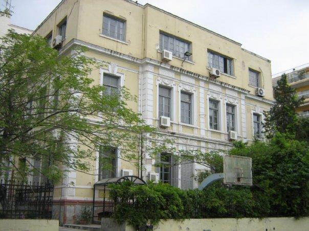 αποκλεισμός της πρόσβασης στον 2 ο όροφο του μεγάλου νεοκλασικού κτιρίου και η προσωρινή απενεργοποίηση όλων των αιθουσών/νησίδων του ορόφου λόγω επικινδυνότητας (βλ.
