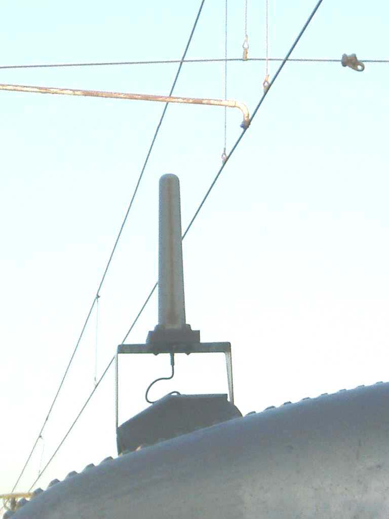 Antena trebuie montata direct pe un acoperis metalic care actioneaza ca un plan de masa Montarea la distanta mareste