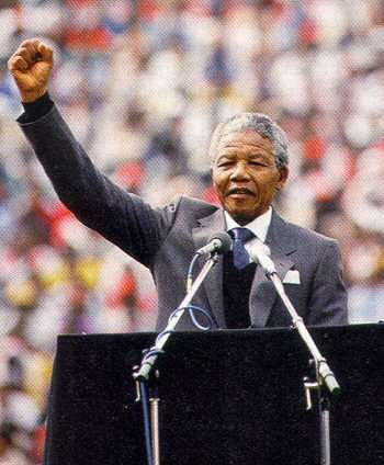 Νέλσον Μαντέλα Γεννήθηκε το 1918 στη Νότια Αφρική Αφρικανός δικηγόρος που οδήγησε στην πτώση του ρατσιστικού