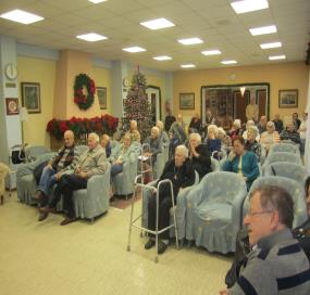Οι Εθελοντές Έψαλαν και Φέτος τα Κάλαντα στο Γηροκομείο της Εστίας Κωνσταντινουπόλεως στην Ανάβυσσο Πραγματοποιήθηκε και φέτος η επίσκεψη των νέων εθελοντών για να ψάλλουν τα Κάλαντα στο Γηροκομείο