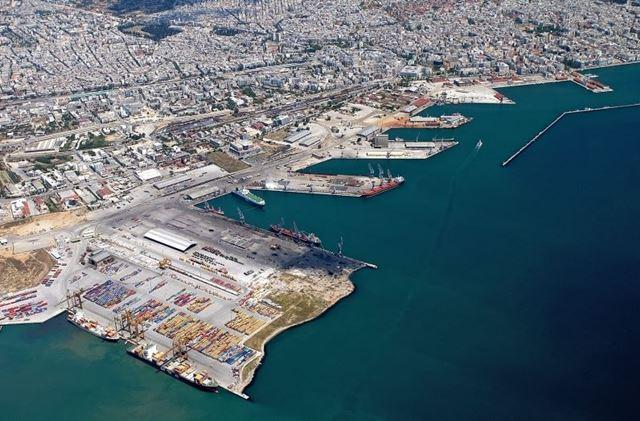 Ο εξοπλισμός για τον χειρισμό του συμβατικού φορτίου αποτελείται από: 34 ηλεκτροκίνητους γερανούς, οι οποίοι κινούνται σε σιδηροτροχιές, ανυψωτικής ικανότητας έως 40 τόνους Δύο (2) ελαστιχοφόρους