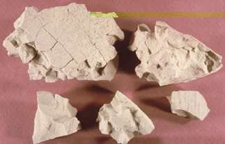 Πορώδες, πλαστικό πέτρωμα Κύρια αργιλικά ορυκτά: Μοντμοριλλονίτης και καολινίτης Περιέχει κολλοειδές SiO 2 Σχηματίζεται από