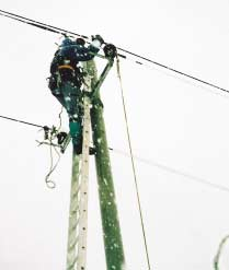 iz energetskih okolij 10 MOPE SPREJETA UREDBA O IZKORI»ANJU SAVE Vlada je v zaëetku februarja na podlagi zakona o vodah sprejela uredbo o koncesiji za gospodarsko izkoriπëanje vodnega energetskega