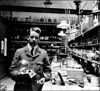 PERIODNI SISTEM ELEMENATA - Kratka istorija 1913. Henry Moseley je, radeći sa X-zracima, uveo koncept atomskih brojeva elemenata. Preuredio je elemente prema porastu atomskog broja.