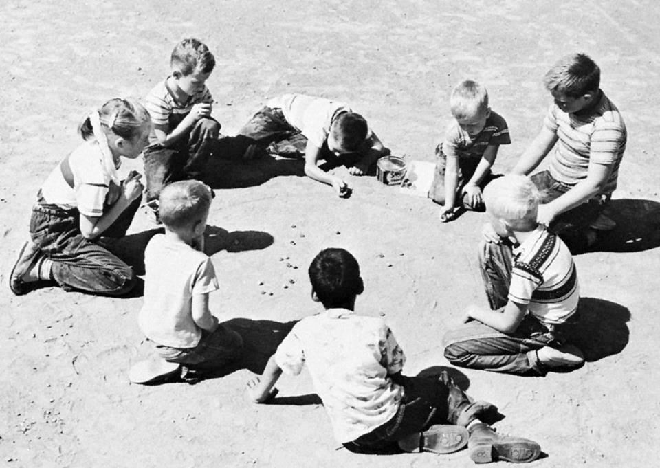 Σο παιχνίδι αυτό παίζεται κυρίως από τα αγόρια τα οποία πρέπει να έχουν 3 μπίλιες το καθένα. Σα παιδιά σκάβουν μια τρύπα και στέκονται όλοι πίσω από μια γραμμή σε απόσταση 3-4 μέτρων από την τρύπα.
