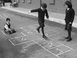 Και αυτό το παιχνίδι όπως και το λάστιχο παίζεται συνήθως από κορίτσια. Σα παιδιά χαράζουν στο έδαφος το παρακάτω σχήμα και «τα βγάζουν» για να δουν με ποια σειρά θα παίξουν.