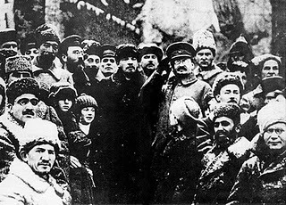 Μόνο του δεν σηµαίνει τίποτε αλλά σε συνδυασµό µε τα υπόλοιπα µεταβατικά αιτήµατα αποτελεί ένα πλήρες πρόγραµµα που δεν αφήνει περιθώρια για σύγχυση κι αµφιβολίες.