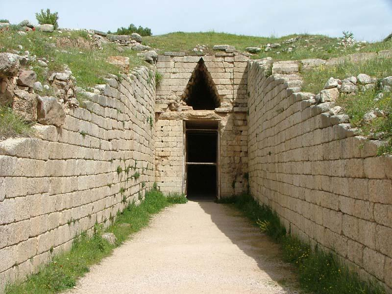 Μυκηναϊκός Πολιτισμός Οι Μυκηναίοι είχαν δύο είδη τάφων: τους Λακκοειδείς τάφοι, οι οποίοι είχαν επιτύμβιες στήλες τους Θολωτούς τάφους Οι Θολωτοί τάφοι είχαν ένα μακρύ λίθινο διάδρομο που οδηγούσε