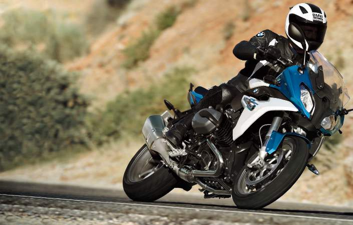 ΕΠΙΣΚΟΠΗΣΗ. Η BMW R 1200 RS συνδυάζει τη δύναμη μιας sport μοτοσικλέτας με την άνεση μιας μοτοσικλέτας τουρισμού.