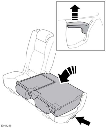 Πίσω καθίσματα 1. Τραβήξτε το λουράκι στη βάση του καθίσματος που θέλετε να αναδιπλώσετε, για να ανασηκωθεί στην κατακόρυφη θέση. 2. Κατεβάστε τελείως τα προσκέφαλα. 3.