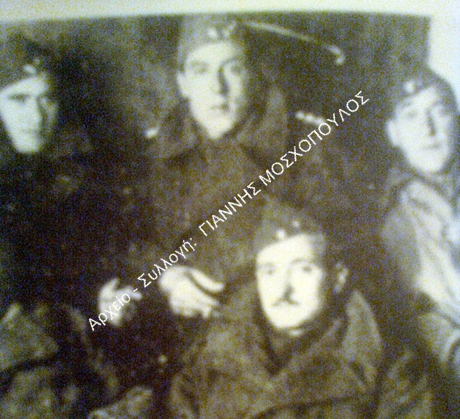 Φωτ. 2. Ο Γ.Παπαζήσης (επάνω στο κέντρο), αρχείο Αλ. Χατζηκώστα. Σαράφης 1946: Στρατηγού Στέφανου Σαράφη, Ο ΕΛΑΣ, έκδ.