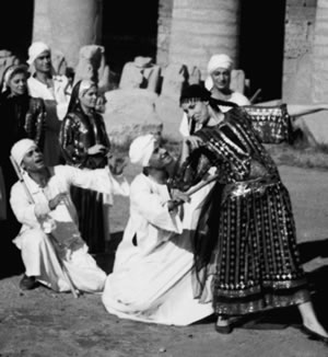 Η αείμνηστη Ναντίντα Φάχμη ήταν ευαίστητη στην υγεία της από την παιδική ηλικία και είχε στραφεί στη ζωγραφική για καλλιτεχνική έκφραση.