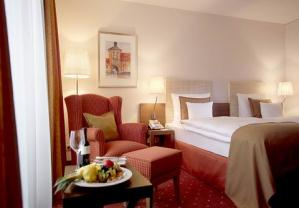 Mercure Nuremberg West 4* Το Mercure Nürnberg West βρίσκεται στην περιοχή Poppenreuth του Fürth, σε απόσταση μόλις 8χλμ. από το αεροδρόμιο της Νυρεμβέργης. Ο αυτοκινητόδρομος Α73 βρίσκεται 200μ.