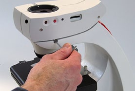 Pasiruošimas naudoti Naudojami įrankiai Ϙ Ϙ Allen raktas Pasiruošimas naudoti 1. Jei įstatytas mikroskopo okuliarų vamzdis, nuimkite. Leica ICC50 HD uždėkite ant mikroskopo pagrindo: 3.