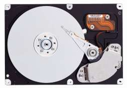 Σκληρός Δίσκος HDD (Hard Disk Drive) Αποθηκεύει μόνιμά πληροφορίες. Διαβάζει και Γράφει πληροφορίες. Αποθηκεύει Πληροφορίες με Μαγνητικό τρόπο. Έχει μεγάλη χωρητικότητα της τάξης των GB 250 GB 1 TB.