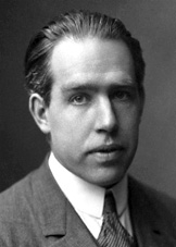 Niels Bohr Niels Bohr Σπούδασε υπό την επίβλεψη του Rutherford στο Πανεπιστήμιο Victoria στο Manchester.
