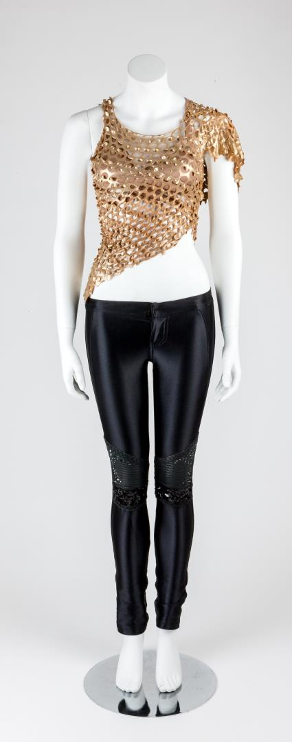 Shakira Gold Mesh Top & Black Stretch Pants Η Shakira φόρεσε αυτό το κοστούμι κατά τη διάρκεια της περιοδείας της Sale el Sol, το 2011.