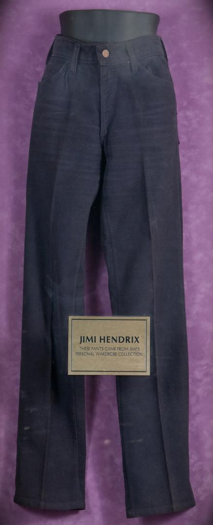 Jimi Hendrix - Black Velvet Slacks Ο Jimi Hendrix ήταν ο ίδιος σχεδιαστής μόδας των ρούχων του και σχεδίασε το συγκεκριμένο μαύρο βελούδινο κοστούμι.