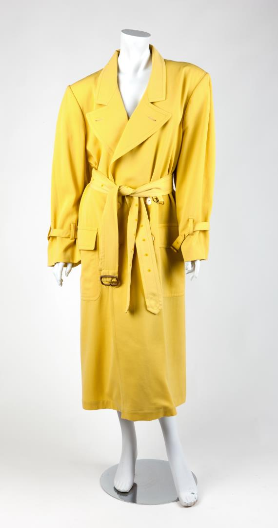 Madonna s Yellow Dick Tracy Double-Breasted Coat Το κίτρινο παλτό φορέθηκε όταν η Madonna ερμήνευε το τραγούδι Hanky Panky στην περιοδεία της Blond Ambition Tour το 1990.