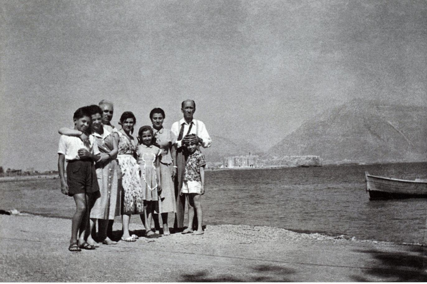 Στη λιτανεία του πολιούχου Άγιου (φωτ. 1949). Στην παραλία του Ρίου (φωτ. 1953).
