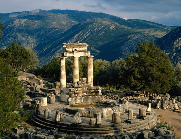 που απλώνεται από το Χρισσό ως τη θάλασσα της Ιτέας, βρισκόταν στην αρχαιότητα ο ιππόδρομος όπου ετελούντο τα Πύθια.
