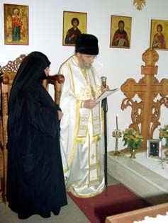 ὁποῖο ἀποτελεῖ «ταπεινὴ δέηση μιᾶς ψυχῆς ποὺ ἀξιώθηκε νὰ αἰσθανθεῖ στὴ σκιὰ τῆς ἀείμνηστης Μητέρας μας τὴν εὐωδία μιᾶς ἄλλης Ανοιξης».