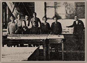 1897-1922: αυξάνεται ο αριθμός των απασχολουμένων στο δευτερογενή τομέα Φωτογραφία από το χώρο εργασίας σε εργοστάσιο της εποχής.