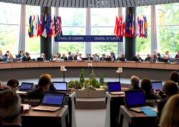 ΔΟΜΗ Πέρα από το Ευρωπαϊκό Δικαστήριο Ανθρωπίνων Δικαιωμάτων, το Συμβούλιο της Ευρώπης αποτελείται από αρκετούς εν ενεργεία θεσμούς.
