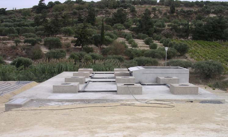 Τέλος, η εκροή από σηπτικές δεξαµενές επιδέχεται προσθήκη χηµικών (κροκιδωτικών) για την αφαίρεση όλων των στερεών, αζώτου-φωσφόρου και του BOD 5 (70-85%).